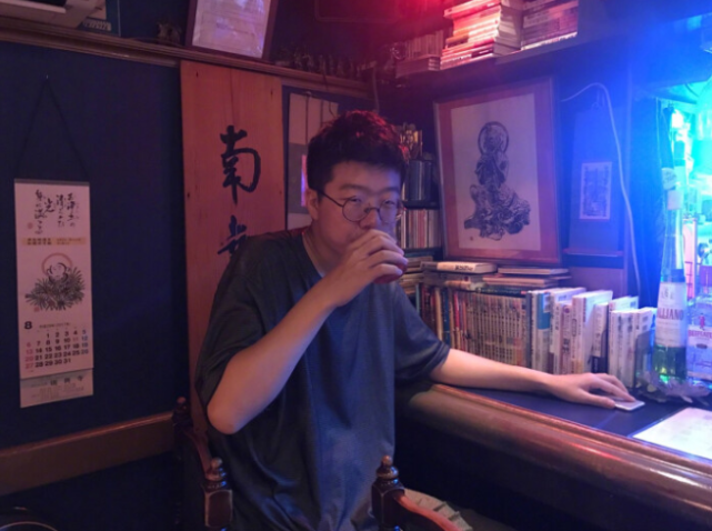 以李诞的大学时期的颜值来看他的样子,堪称是校草级别的人物,李诞大学