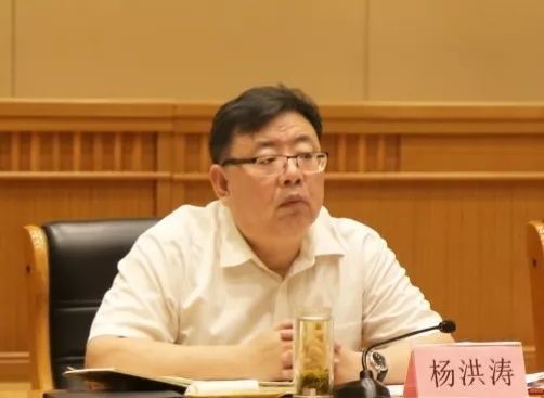 据官方简历,杨洪涛生于1966年10月,1988年毕业于山东经济学院,毕业后