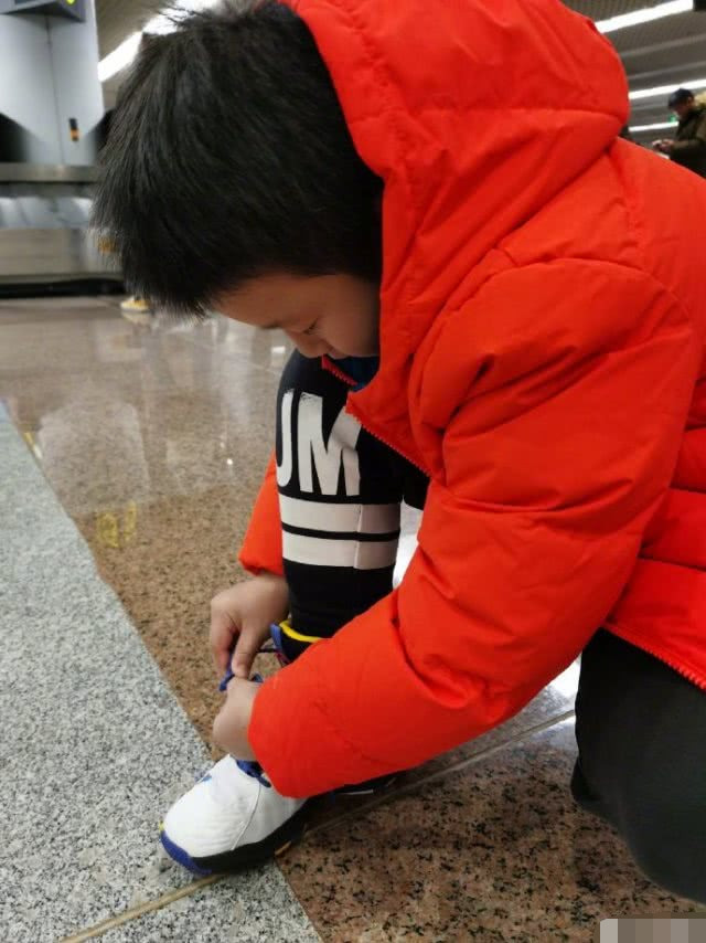 冉莹颖晒儿子日常,8岁轩轩和小2岁弟弟打雪仗甘愿挨打,被皓皓追着跑