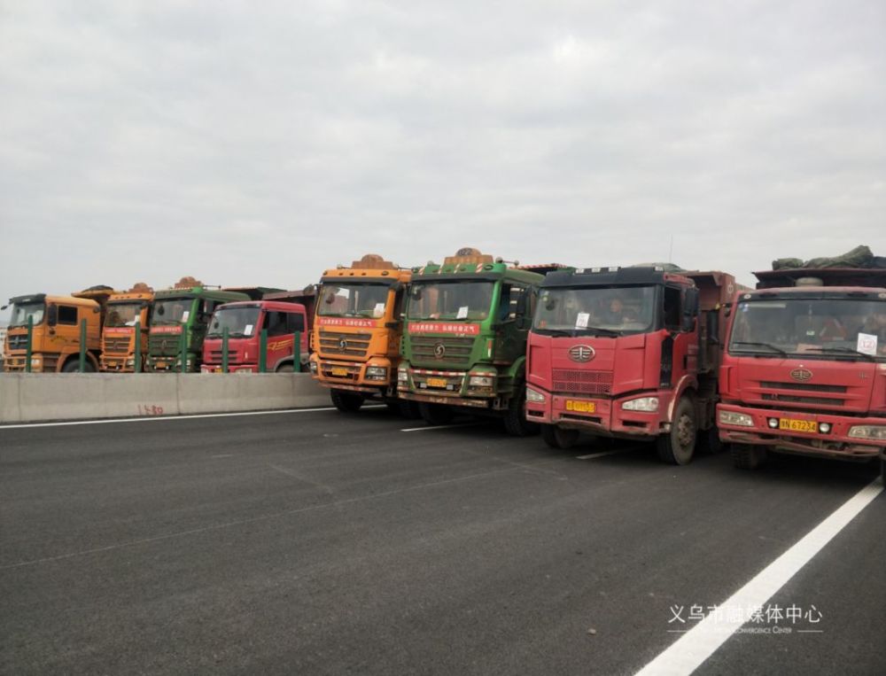 12辆荷载车辆一字排开(静载试验中)检测中新闻多看点03省道二期按一级