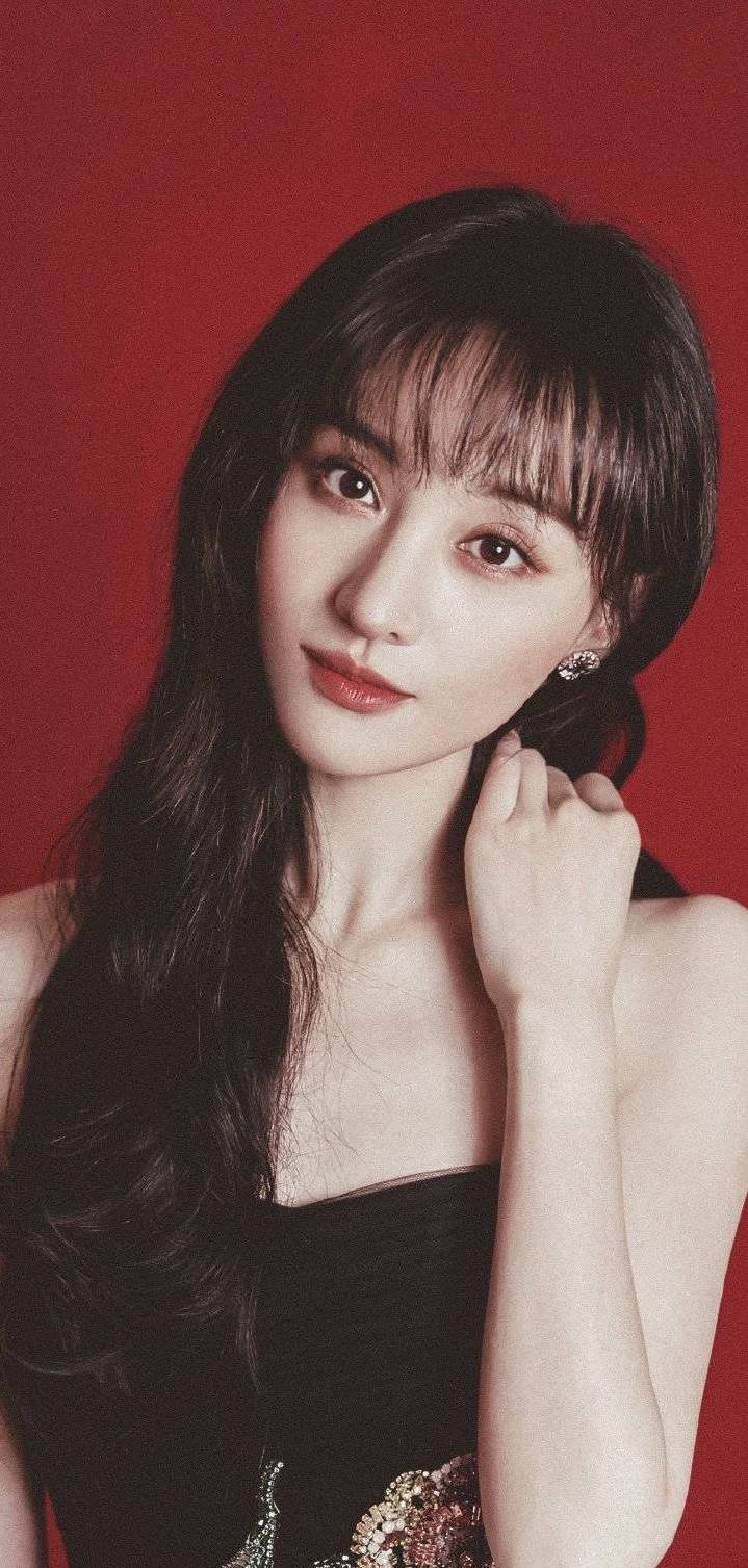 郑爽美出新高度!一袭抹胸黑纱长裙飘逸灵动,腰间花朵更添风情