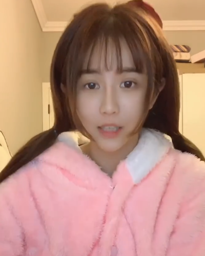 杨清柠声称素颜录视频,口红高光太明显,网友:假装没看见