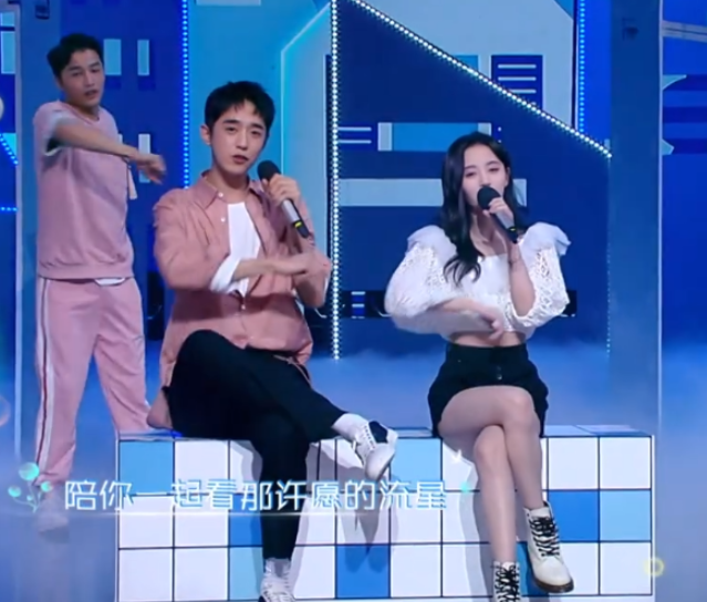 鞠婧t梁靖康合照当她站30厘米高台小康照样挡得她看不见人