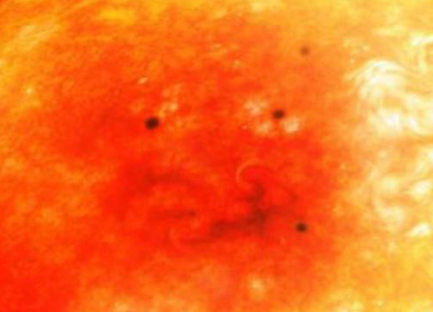 太阳|太阳探测器发现三个神秘黑点，几乎对称分布，不像是太阳黑子