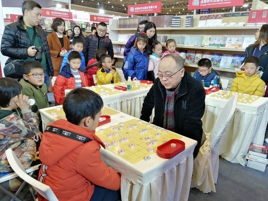 象棋车轮大战摆进天府书展 娃娃笑嘻了 腾讯新闻