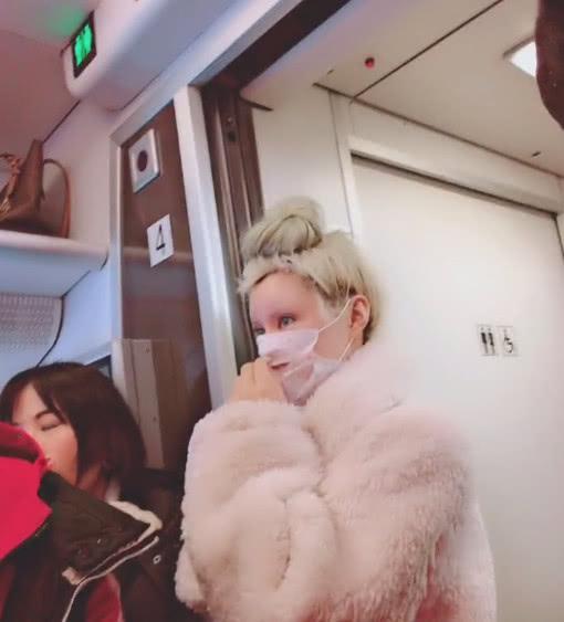 迪丽拉够自信!素颜吃火锅关滤镜,网友:求你还是画个妆吧