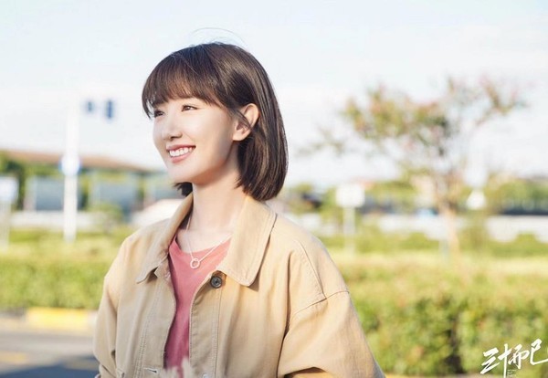 毛晓彤|毛晓彤开心晒合照，朱一龙笑得很呆萌，35岁童瑶美艳依旧