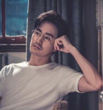 出生便是星二代演戏十年一直不火演技遭嘲不如爸爸杨立新