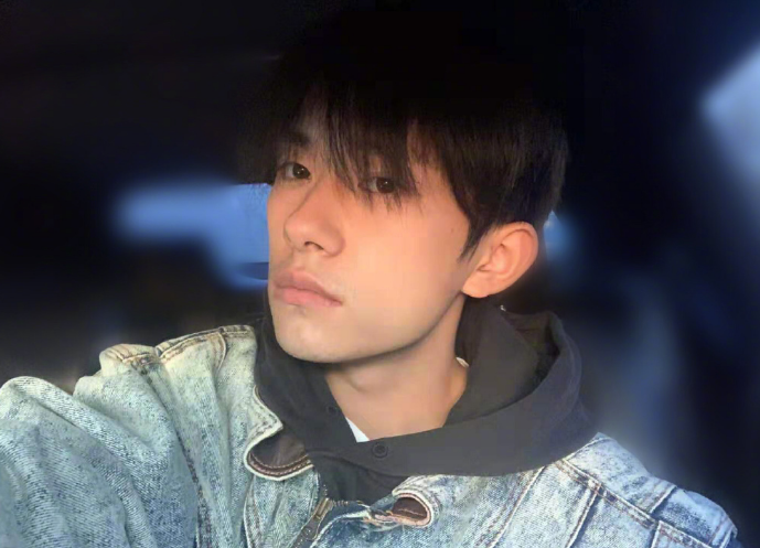 易烊千玺艺考素颜,关掉十级美颜滤镜,看出18岁真实长相:打扰了