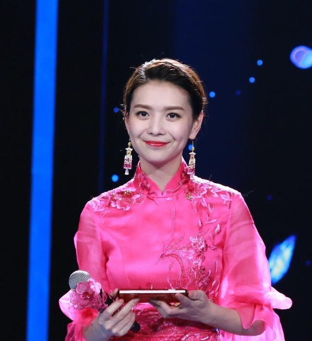 她可能是地方电视台最美女主播,只可惜刚刚离开了主持人岗位
