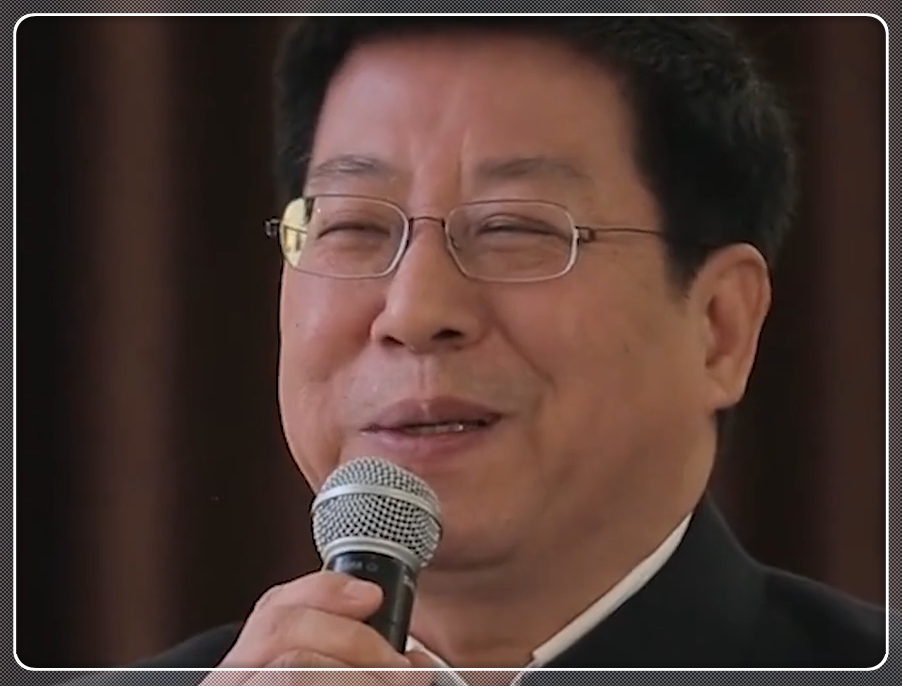 前央视主持李扬近况曝光,身穿中山装神采奕奕,61岁成人生赢家