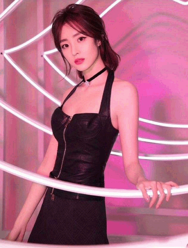 有种"逆袭"叫旋风少女的戚百草,当她穿上黑色吊带,性感撩人