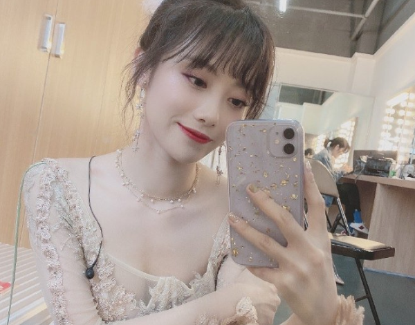 小钰晒超美自拍,随后被网友用表情包"破坏",照片承包全部笑点