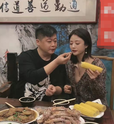 曾有网友爆料称,贺树峰的妻子叫闹闹,两人是在读书时期就认识的,感情