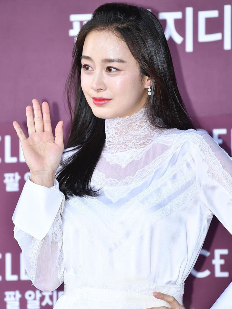 金泰熙二胎后首次亮相,蕾丝白裙配水晶鞋,状态好到不像刚生娃!