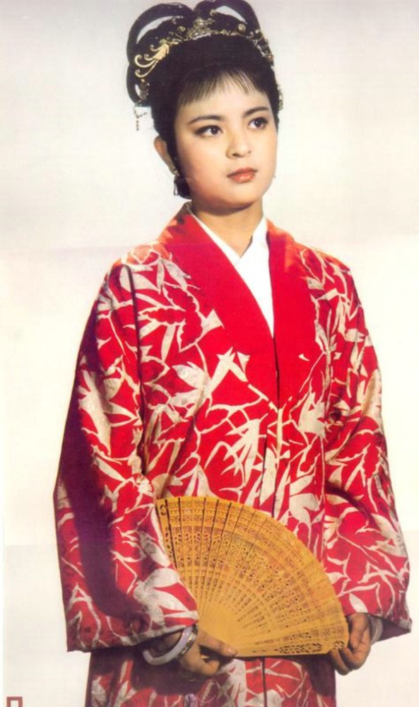 《红楼梦》里贾探春如何克服身份的尴尬，活出自己的精彩？