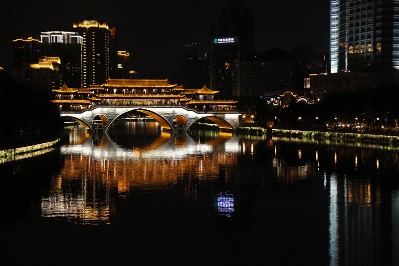 始建於1593年的九眼橋,在夜晚時分化身成都夜文化代表,上百家酒吧臨岸