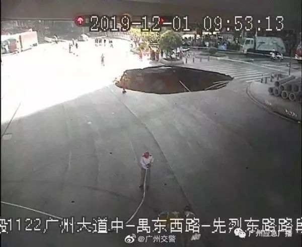 广州地铁发生坍塌，3人被困仍在救援，航拍视频曝光