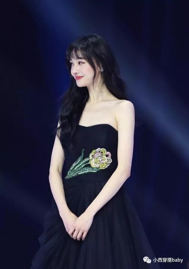 郑爽穿抹胸连衣裙出席活动长卷发发型大方迷人造型气质惊艳