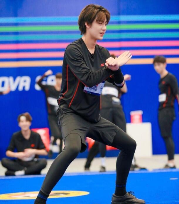 创造营学员任世豪被曝私生活混乱与多名女网红有染还抽烟能否出道成