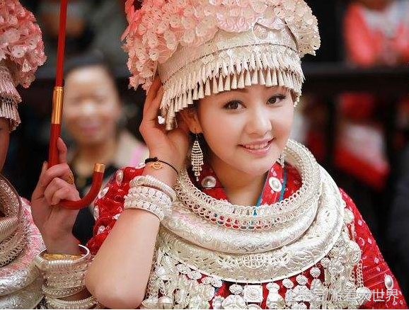 苗族姑娘递的“毛巾”,千万别接,导游:可不是给你擦汗的!