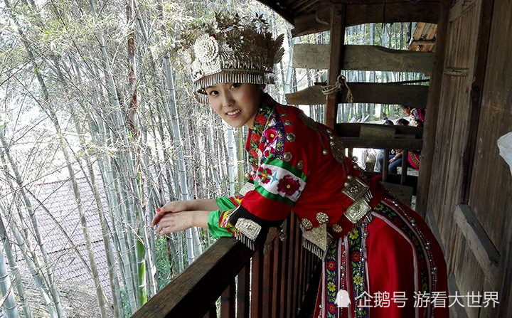 苗族姑娘递的“毛巾”,千万别接,导游:可不是给你擦汗的!
