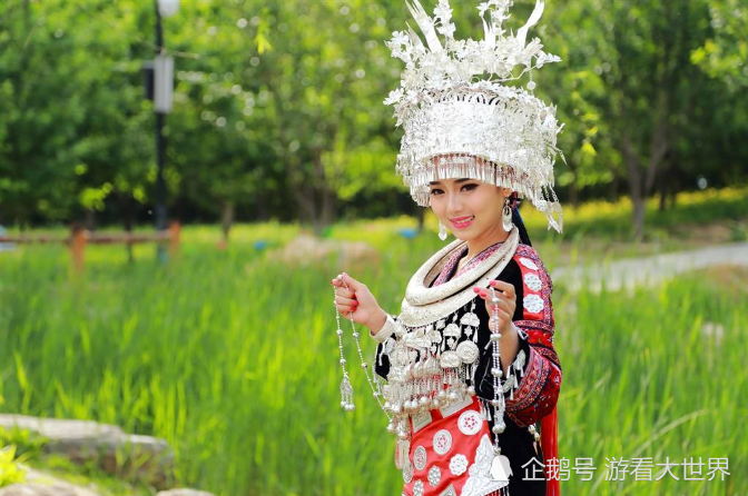 苗族姑娘递的“毛巾”,千万别接,导游:可不是给你擦汗的!