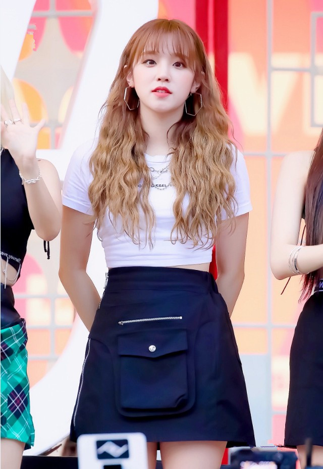 宋雨琦为秀身材,故意穿上"口袋裙",哪知这腿却是队里最粗的