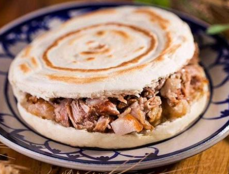 腊汁肉夹馍家常做法,牢记3个妙招,饼皮酥脆肉香嫩多汁,真馋人