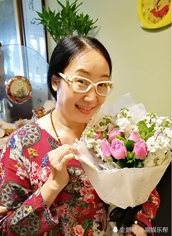 曾经阴差阳错成演员,如今丈夫去世13年,独自抚养女儿至今未嫁