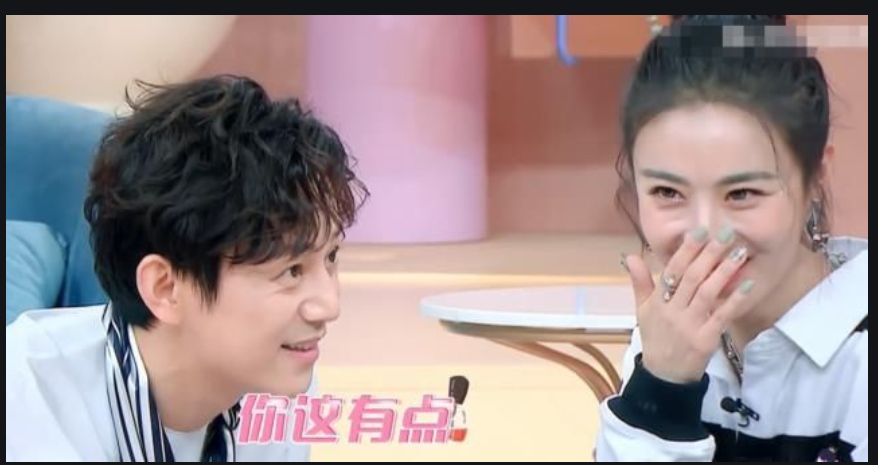 何炅忘看剧本翻出了周雨彤的男士短裤导演想救场都难