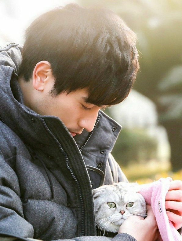 吴宣仪深夜晒素颜照报安好 眼神疲惫勉强露出微笑 粉丝直呼太心疼 腾讯新闻