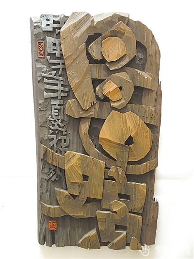 张鸿敏学的是工艺美术专业,早在儿时,他就对中国传统书法,绘画,匾额