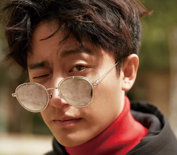 从默默无闻的一个十八线男演员,在一年之内拿下这么多顶级资源,说没人