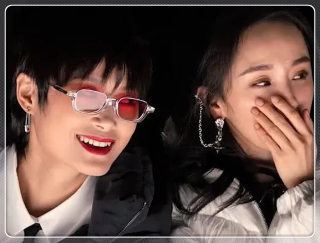 杨幂和大2岁的李宇春同框,穿羽绒服大秀美腿,一个少女一个酷飒