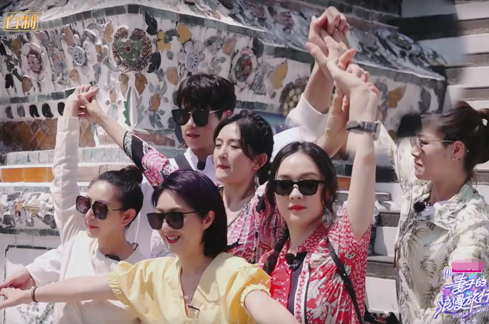 女明星摆出"网红"合影姿势,当看到最后成品照,导演都懵了