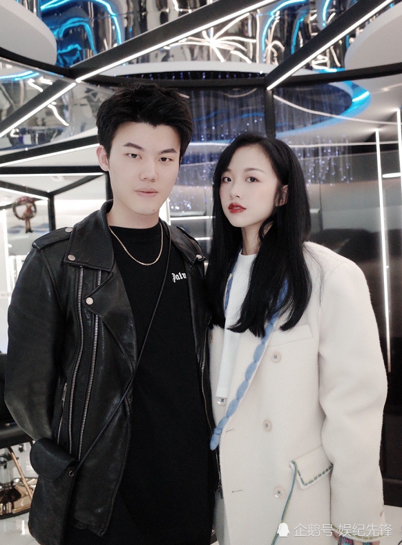 分手不到半月,阿沁携新男伴逛街被拍,刘阳的现状太惨了!