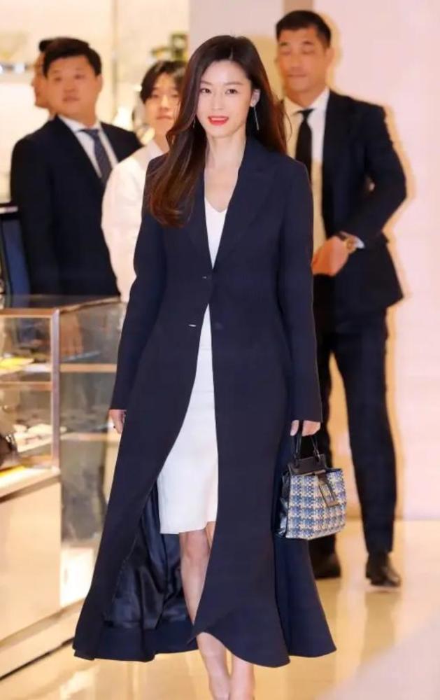 千颂伊 全智贤生完二胎才几天 穿黑色长款大衣出席活动 38岁魅力不减 腾讯新闻