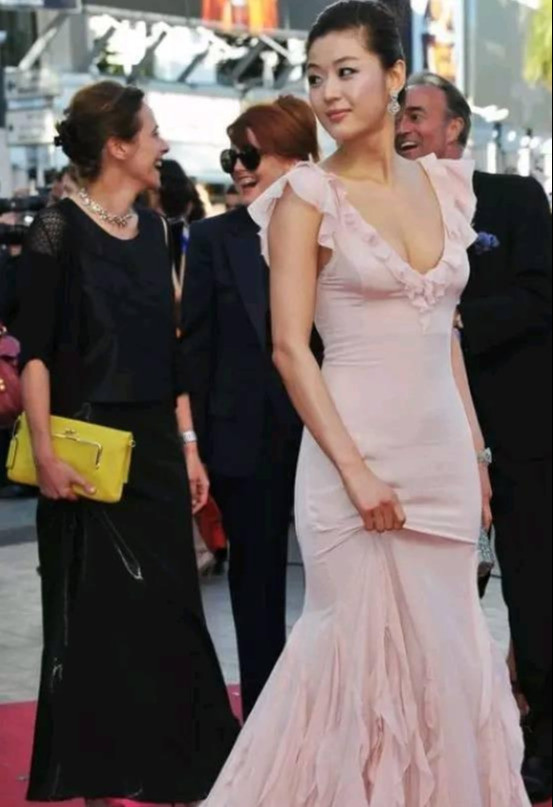 千颂伊 全智贤生完二胎才几天 穿黑色长款大衣出席活动 38岁魅力不减 腾讯新闻