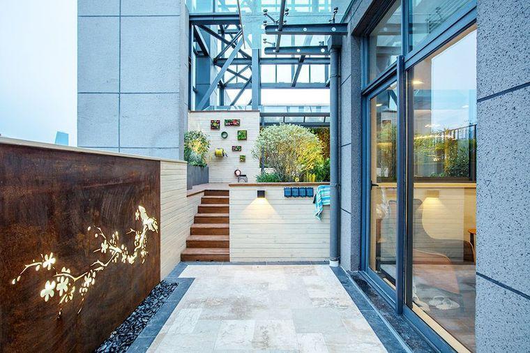 他将荒废的屋顶,改造成空中花园,里面的天空庭院,太美了