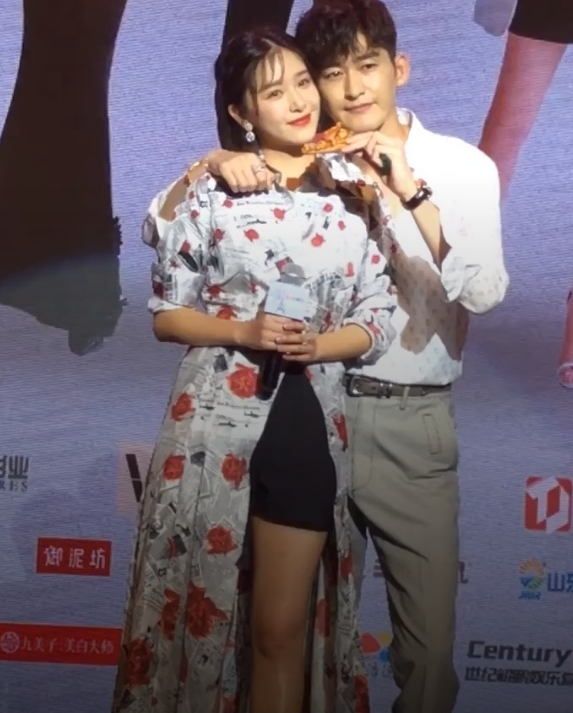 张翰阚清子亲密互动,喂食,露肩,脸贴脸,网友:我承认我酸了