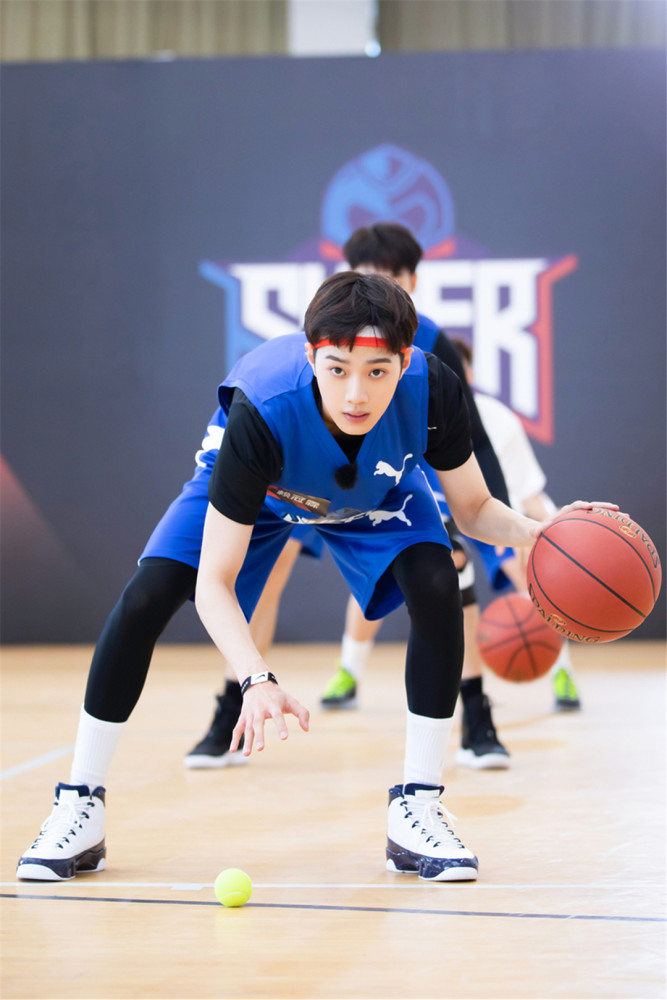 赖冠霖版篮球少年登场,看到他热身时卖萌的动作,吃可爱长大的吗?