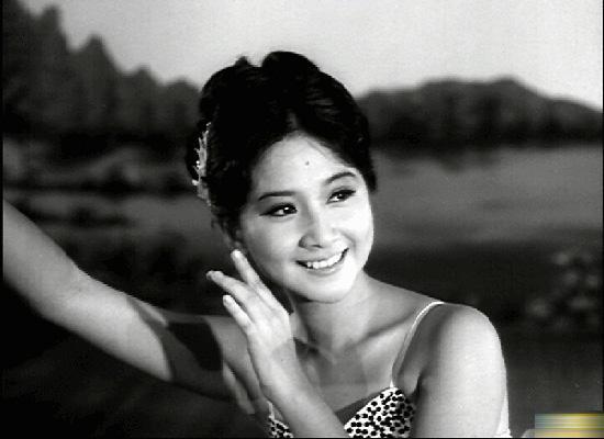 多年,在17岁的时候终于出演的女主角,她演的是《兔女郎》中的"阿霞"