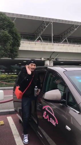 高以翔女友灵堂送挚爱,穿男友生前外套掩面哭泣,高妈妈拍背安慰