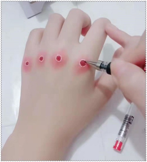 只见这位美术生又在原来的基础上把这个伤口晕染,然后又用白色的笔画