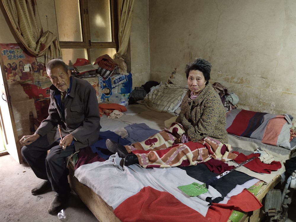 一家6口5人患病 父亲去世后13岁女孩独自照顾家人感慨:太累!