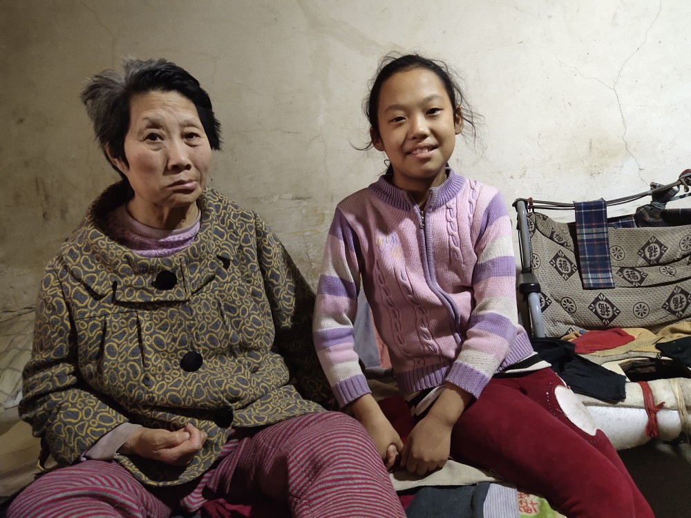 一家6口5人患病 父亲去世后13岁女孩独自照顾家人感慨:太累!