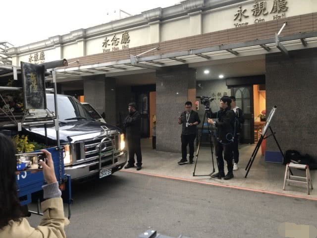 高以翔遗照曝光,笑容灿烂温柔,灵堂布置成"白色花海"典雅大方