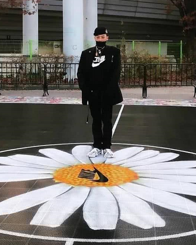 权志龙晒出的菊花为何总缺一瓣?看到他背后的大图标,瞬间明白了