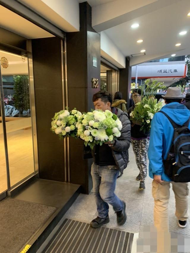 高以翔灵堂遗照曝光!穿白色衣服笑得十分开心,灵堂布置高雅大方